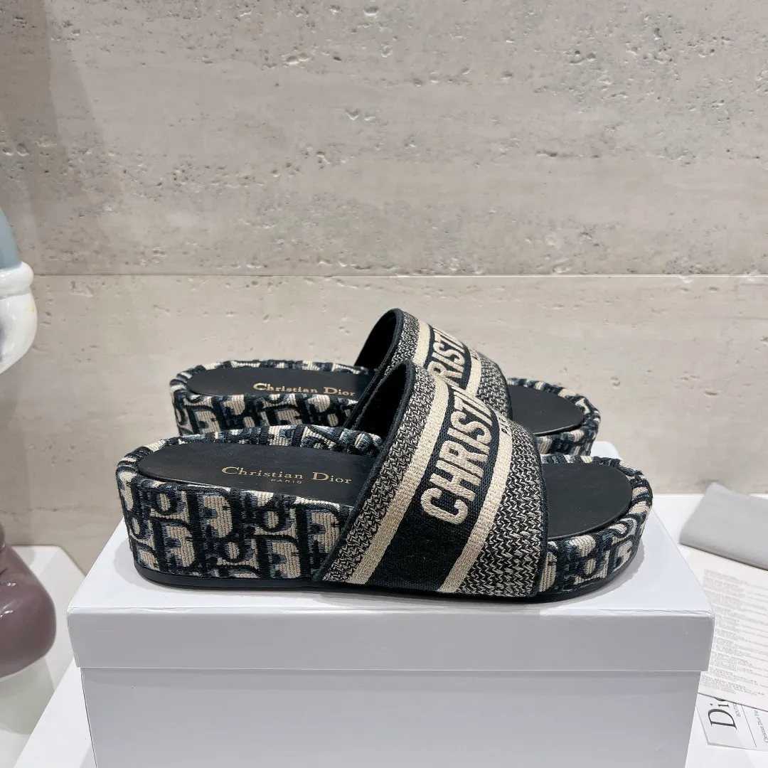👟👟Ex-factory price 400👟👟 Women's shoes, women's clothing DIOR Dior early spring new letter rust thick-soled slippers▪️ ✅What we sell is sheepskin foot pads~ ✅Reject the low-priced version in the market❌ ✅High-end quality, welcome to inspect and compare with three 👏 ✅Beautiful wedge-heeled thick-soled slippers, which make the feet slimmer and longer than the flat bottoms ✅The benefits for petite girls are here❤️ ✅It is also a must-have for daily travel and home. You can wear it however you like regardless of the occasion. The color is super beautiful! No need to worry about any dress code ✅The outsole is designed with a non-slip and wear-resistant backing, so you don’t have to worry about rain on rainy days 👉Size: 34-40 yards (custom-made sizes 34, 40 and 41 are non-refundable)